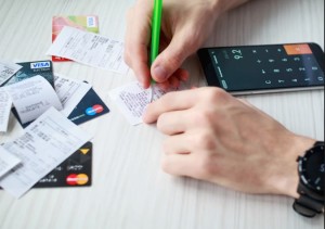 Mengapa Anda Tidak Harus Menggunakan Kartu Kredit Anda